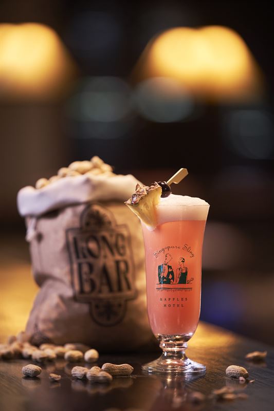 Singapore Sling -drinkki keksittiin hotellin tunnettu Long Barissa