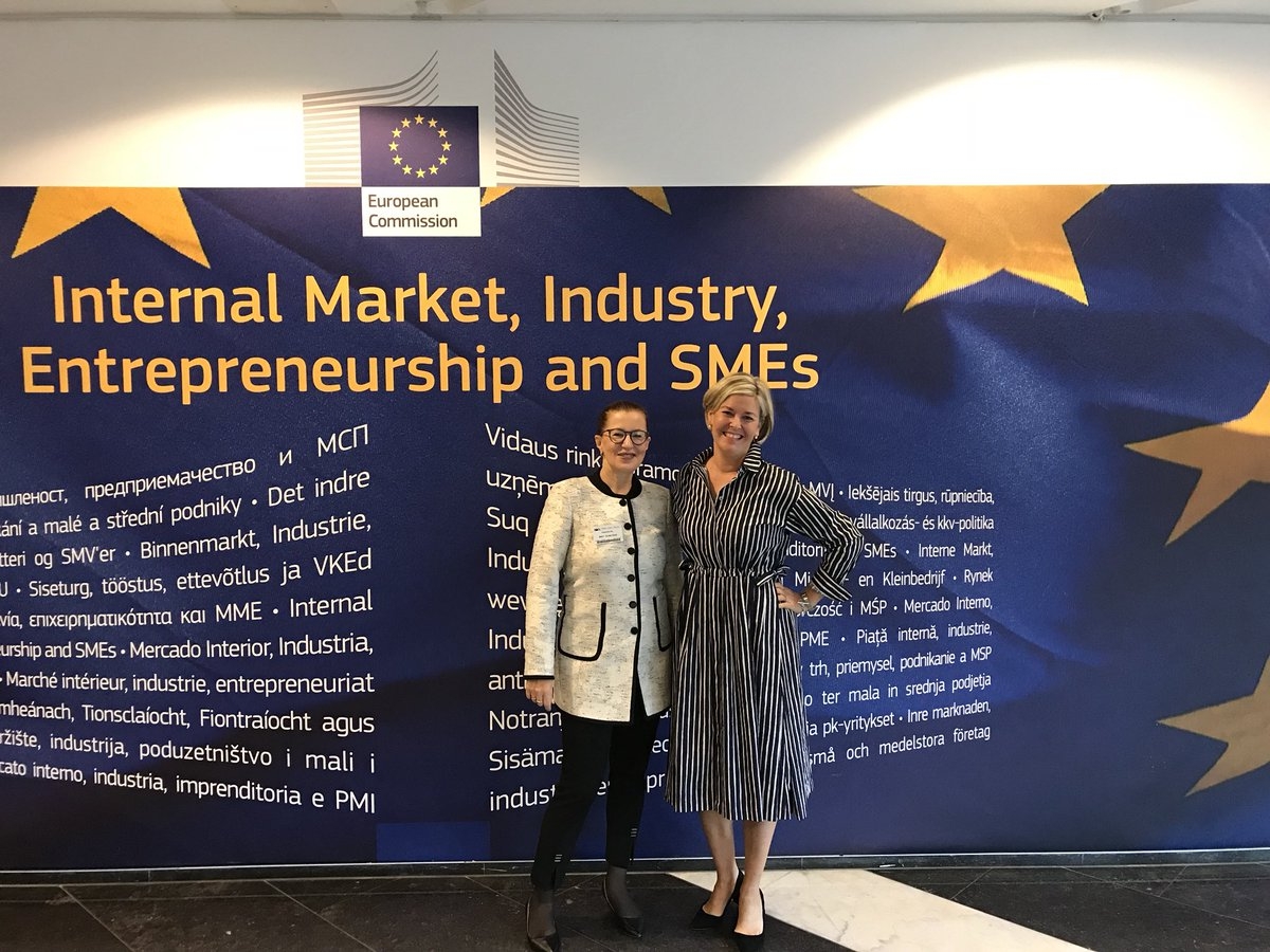 Helsingin kaupungin apulaispormestari Pia Pakarinen ja Helsinki Marketingin toimitusjohtaja Laura Aalto esittelivät Brysselissä Helsingin voitokkaan kisa-aineiston teemalla ”Helsinki – taking smart to new heights”.