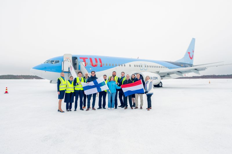 TUI Fly Netherlands -lento laskeutui Kajaaniin tuoden ensimmäiset TUn asiakkaat uuteen kohteeseen, Arctic Lakelandiin.kuva. TUI Finland Oy Ab 